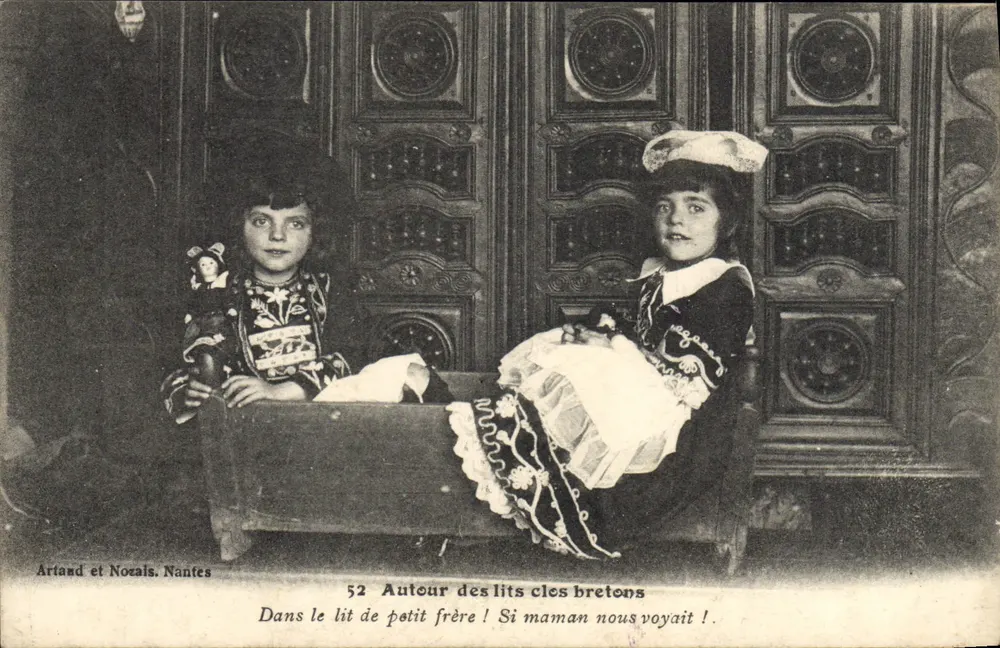 Duas meninas em traje bretão — Ao redor dos leitos bretões — Artand e Nozails, Nantes, n°52 - Frente