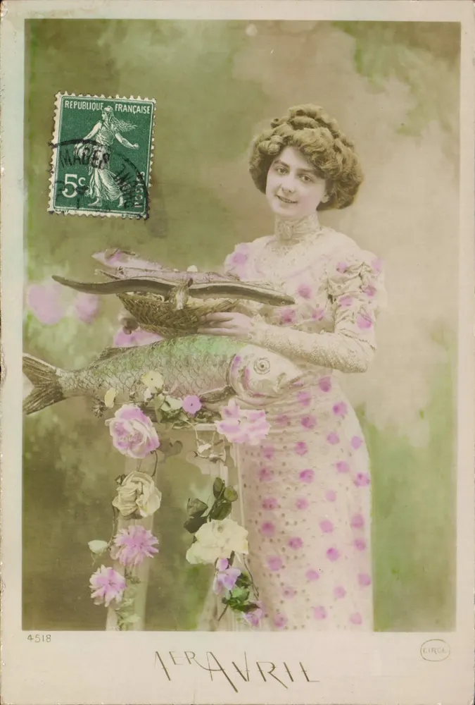 Frau mit einem großen Fisch — April — Verlag Circk, Nr. 4518 - Vorderseite