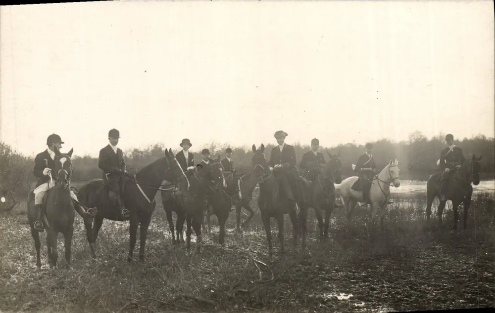 Gruppe Reiter — grasiges Feld — Ansichtskarte Nr. III - Vorderseite