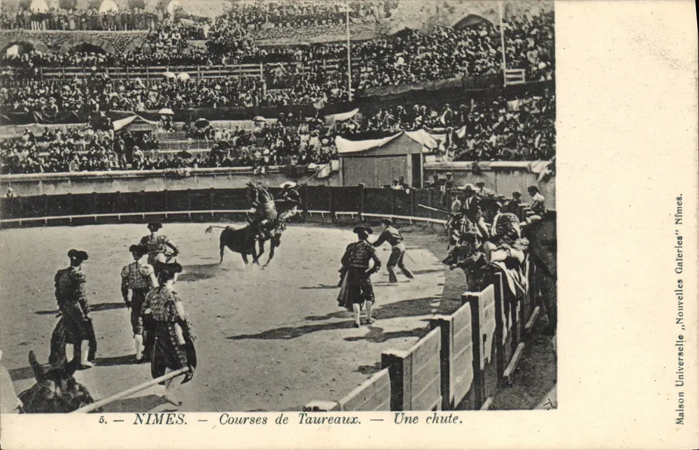Nîmes — Corridas de Touros — Uma queda — Maison Universelle « Nouvelles Galeries » Nîmes - Frente