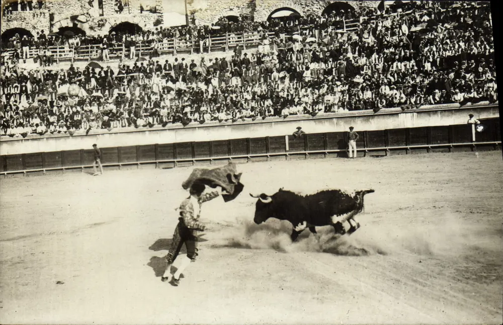 Kampf mit dem Stier — Arena mit Tribünen — J. A. BÉDOUIN - PHOTO-NIMRS - Vorderseite