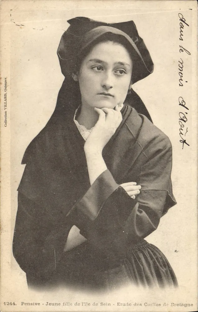 Junge Frau von der Île de Sein — Studie der bretonischen Kopfbedeckungen — Sammlung VILLARD, Quimper, Nr. 1244 - Vorderseite