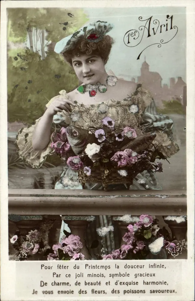 Frau in einem blumengeschmückten Kleid, das einen Korb mit Fischen und Blumen trägt — 1. April — Verlag nicht sichtbar, Seriennummer 522 - Vorderseite