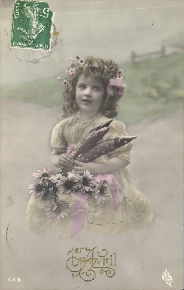 Mädchen in einem hellen Kleid mit Fischen und Blumen — 1. April — unbekannter Verlag, n° 444 - Vorderseite