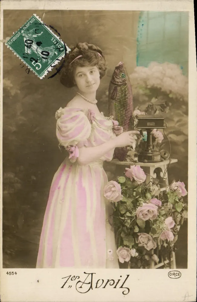 Frau in einem rosa und weißen Kleid — mit dekorativem Fisch und Rosen — von CIRCE veröffentlicht, Nr. 4554 - Vorderseite