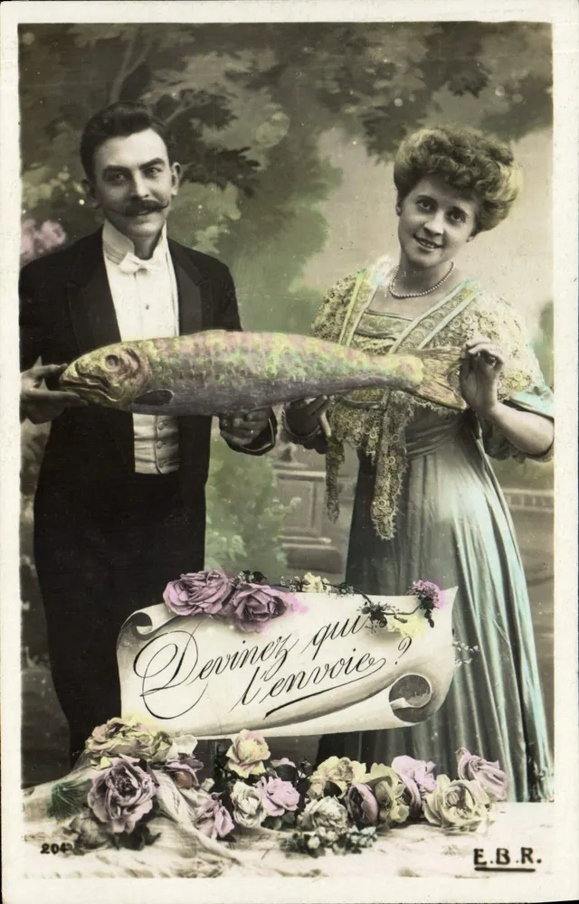 Ein Paar, das einen großen Fisch präsentiert — Erraten Sie, wer ihn geschickt hat? — E.B.R. Nr. 204 - Vorderseite