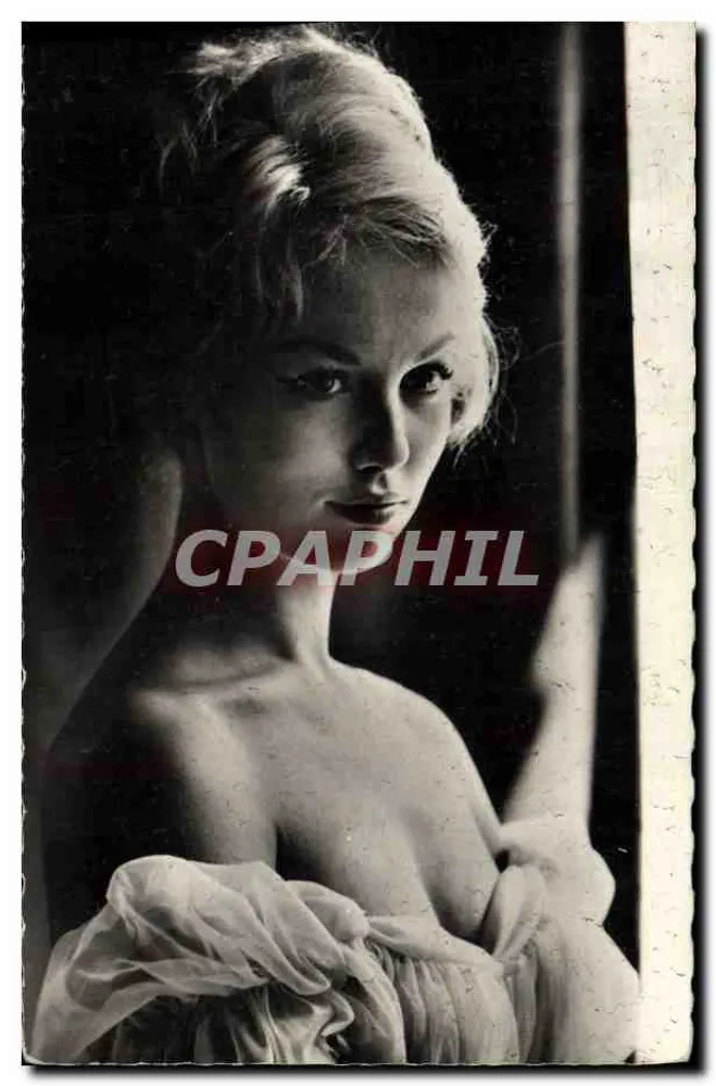Mylène Demongeot — retrato em preto e branco — Éditions P. I., 71, av. de Wagram, Paris - Frente