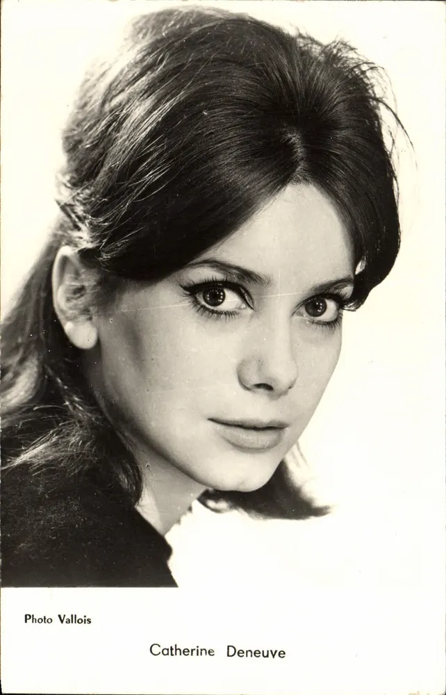 Catherine Deneuve — retrato — Photo Vallois - Frente