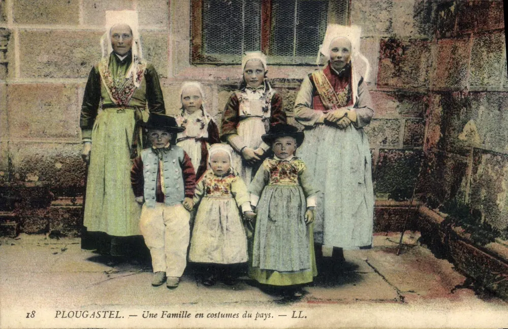 Plougastral — Eine Familie in Landeskleidung — LL. - Vorderseite