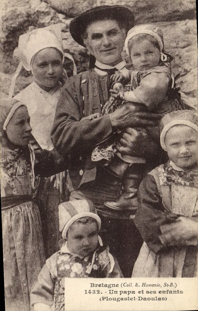 Bretagne (Coll. E. Hamonic, St-B.) - Ein Vater und seine Kinder (Plougasatel-Daoulas) - 1432 - Vorderseite
