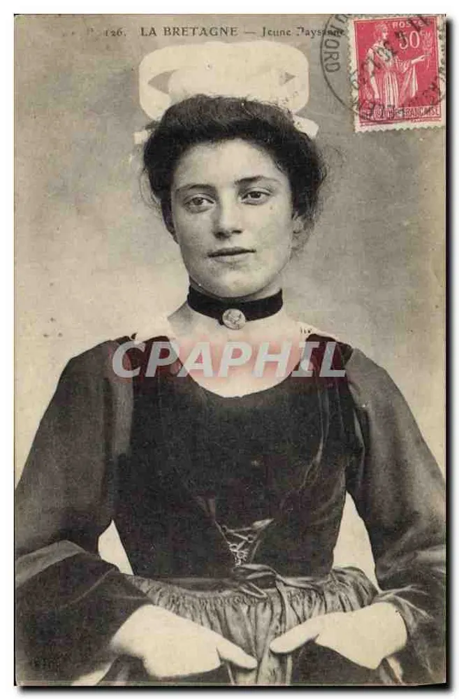 A Bretanha — Jovem Camponesa — Editor: La Belle, Paris, n° 126 - Frente