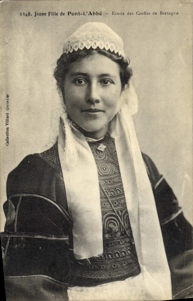 Jovem Menina de Pont-L'Abbé — Estudo das Coiffes da Bretanha — Coleção Villard Quimper, n°1348 - Frente