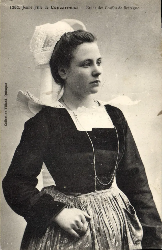 Jovem Menina de Concarneau — Estudo das Luvas de Bretanha — Coleção Villard, Quimper, n°1282 - Frente