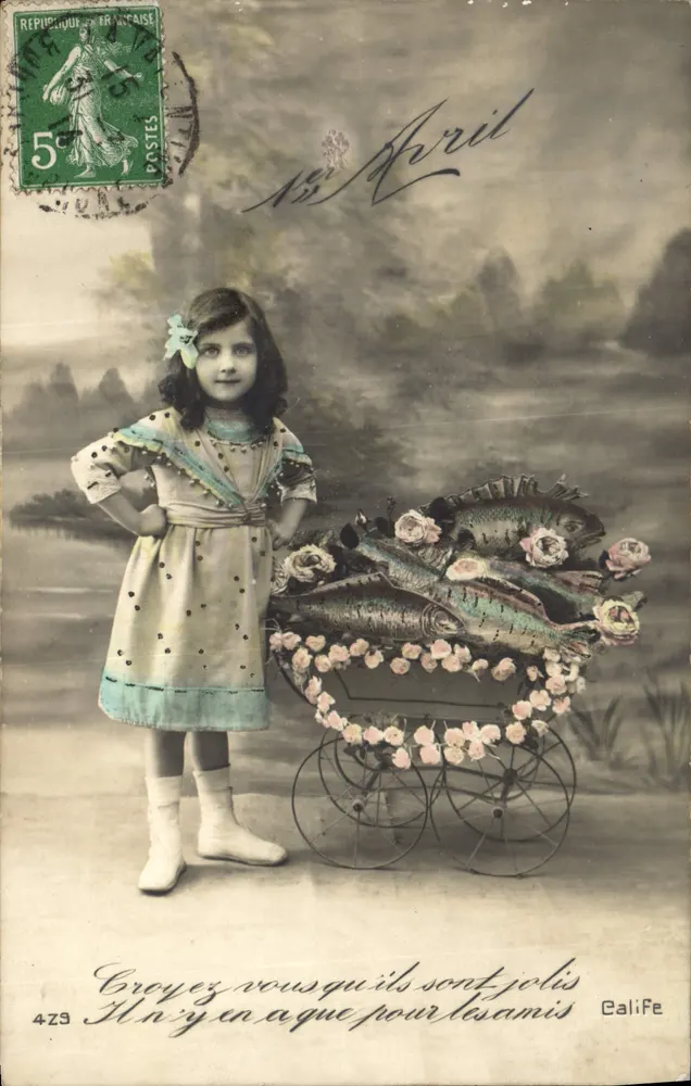 Menina com carrinho de peixes decorado — Calife, n°473 - Frente