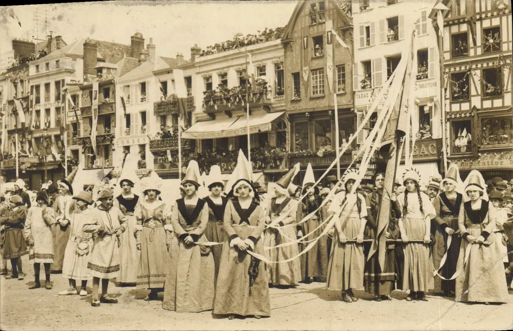 Fête de Beaulieu — Prozession junger Frauen in traditionellen Kleidern — éditeur GARET ET BONNONS PHOTO - Vorderseite