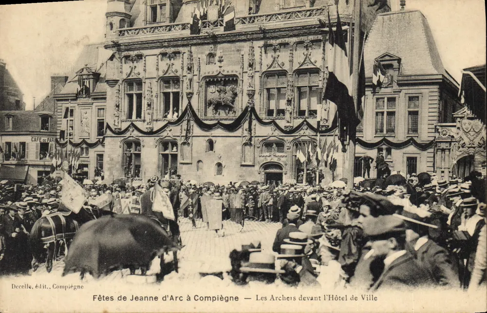 Feste zu Ehren von Jeanne d'Arc in Compiègne — Die Bogenschützen vor dem Rathaus - Vorderseite