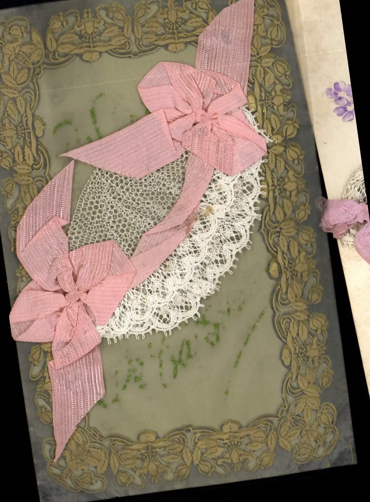 Carte postal decorativa — ornamentos em renda e fitas rosas — editor não visível - Frente