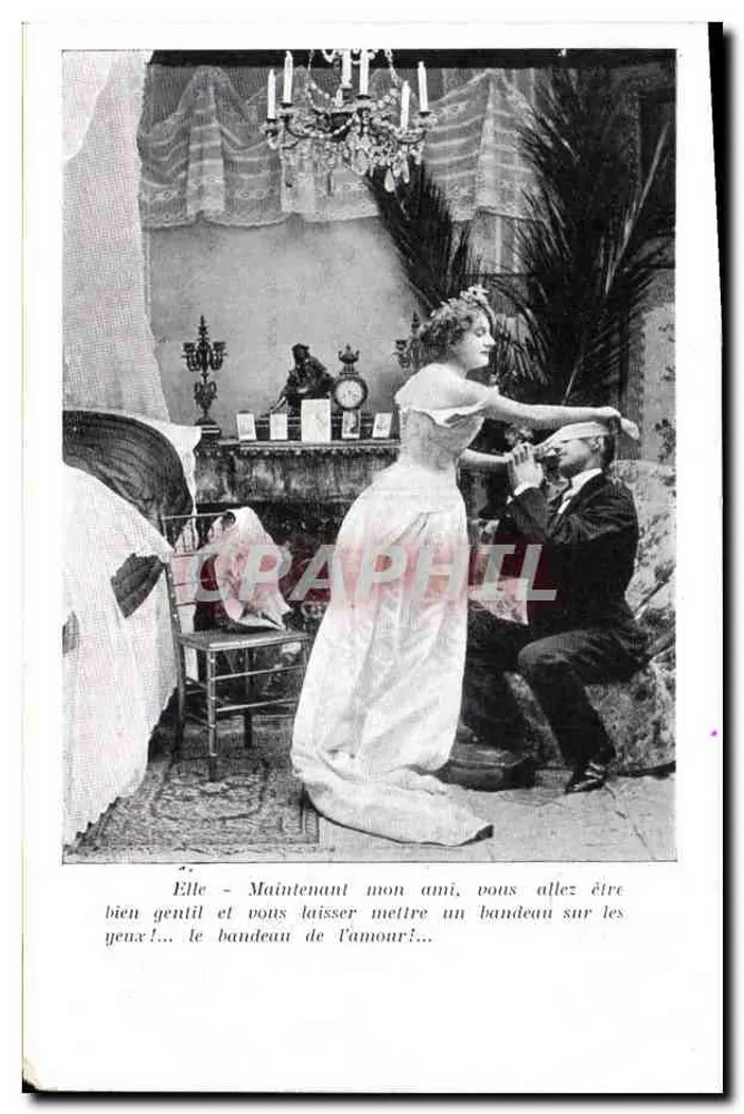 Frau in Hochzeitskleid, die ein Tuch über die Augen eines sitzenden Mannes legt — romantische Szene — Verlag nicht sichtbar - Vorderseite