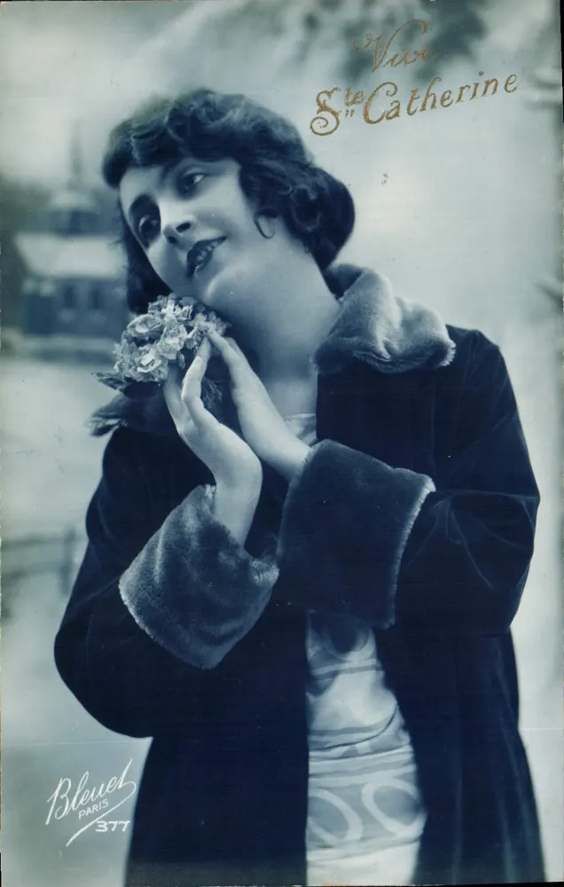 Frau in Pelzbesetztem Mantel — 'Vive Sainte Catherine' — Bleuet, Paris, n°377 - Vorderseite
