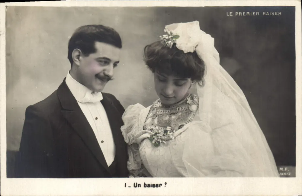 Der erste Kuss — Motiv: Paar in Hochzeitskleidung — M.F. PARIS - Vorderseite