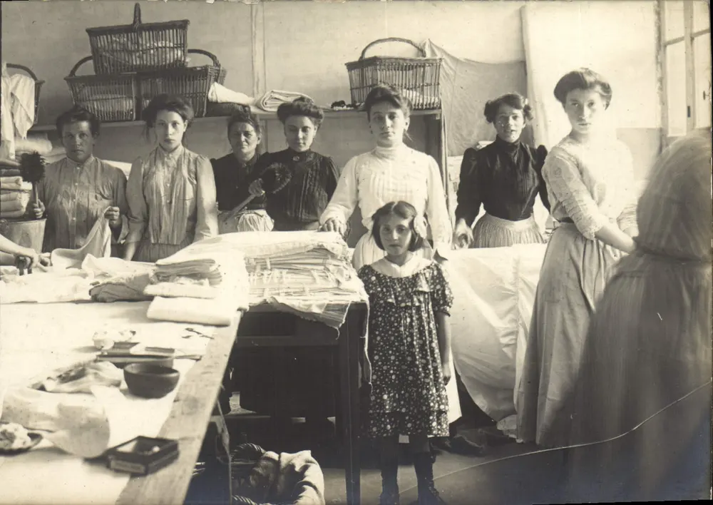 Mulheres e criança em uma lavanderia — Carte postale Bilhete postal antigo - Frente