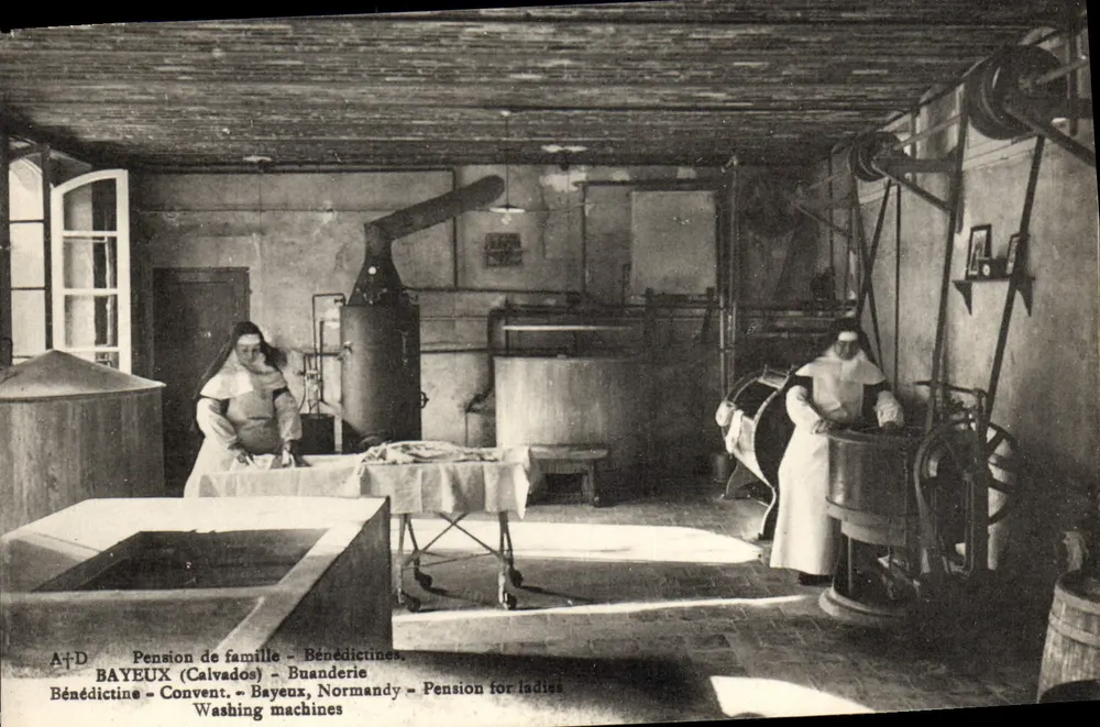 BAYEUX (Calvados) - Benediktiner-Familienpension - Wäscheraum - Waschmaschinen - Vorderseite
