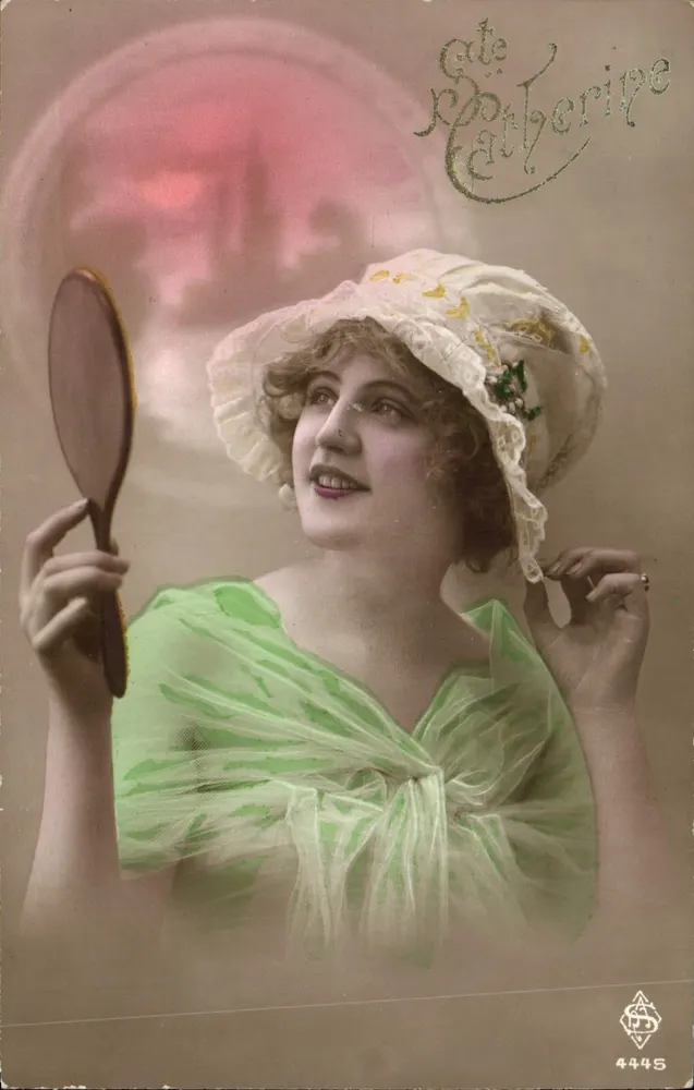 Jovem mulher em vestido verde e chapéu com flores — editor Cate Catherine, n° 4445 - Frente