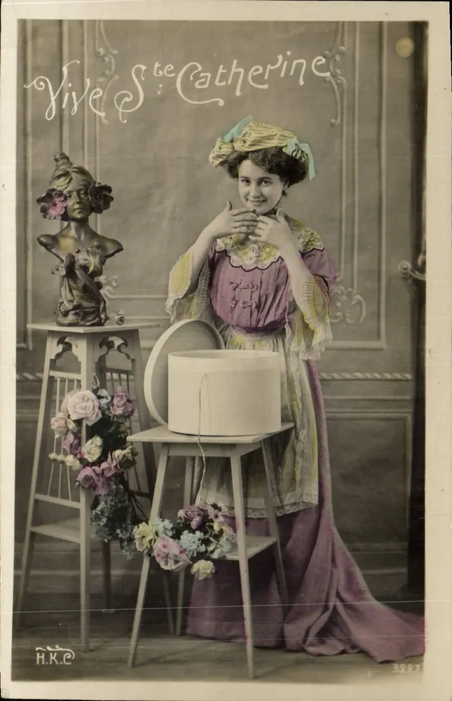 Sainte Catherine — junge Frau in bunt gefärbtem Kleid — H.K.C. n°3227 - Vorderseite