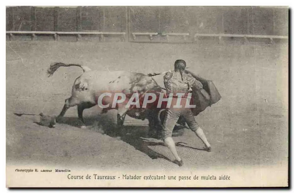 Stierkampf - Matador, der eine mit Hilfe durchgeführte Muleta-Passage ausführt — Phototypie E. Labour, Marseille - Vorderseite