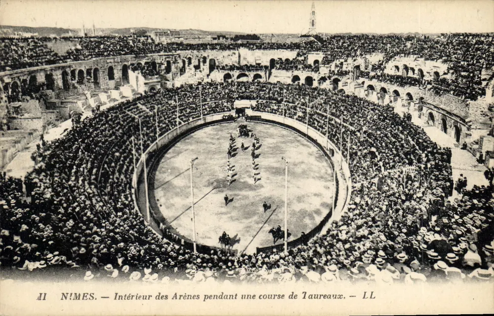 Nîmes — Blick auf die Arena während eines Stierkampfs — LL - Vorderseite