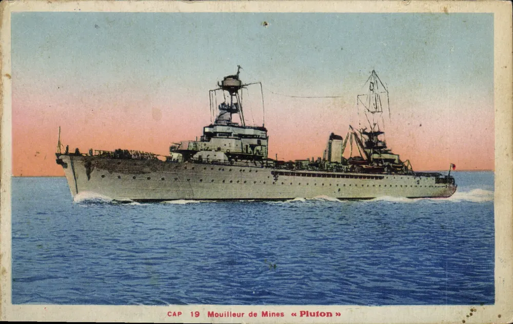 Mouilleur de Mines « Pluton » — navire militaire en mer au crépuscule — éditeur CAP 19 - Frente
