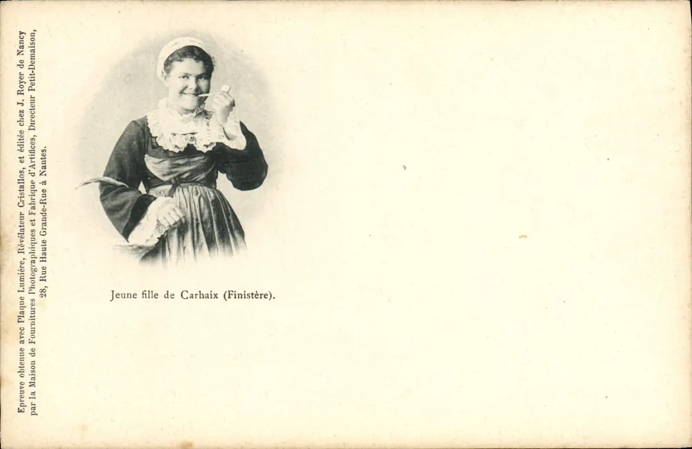 Ragazza di Carhaix (Finistère) — con placca luce — edita da J. Royes di Nancy, Direttore di Artifici, Rue Haute Grande-Rue a Nantes. - Recto