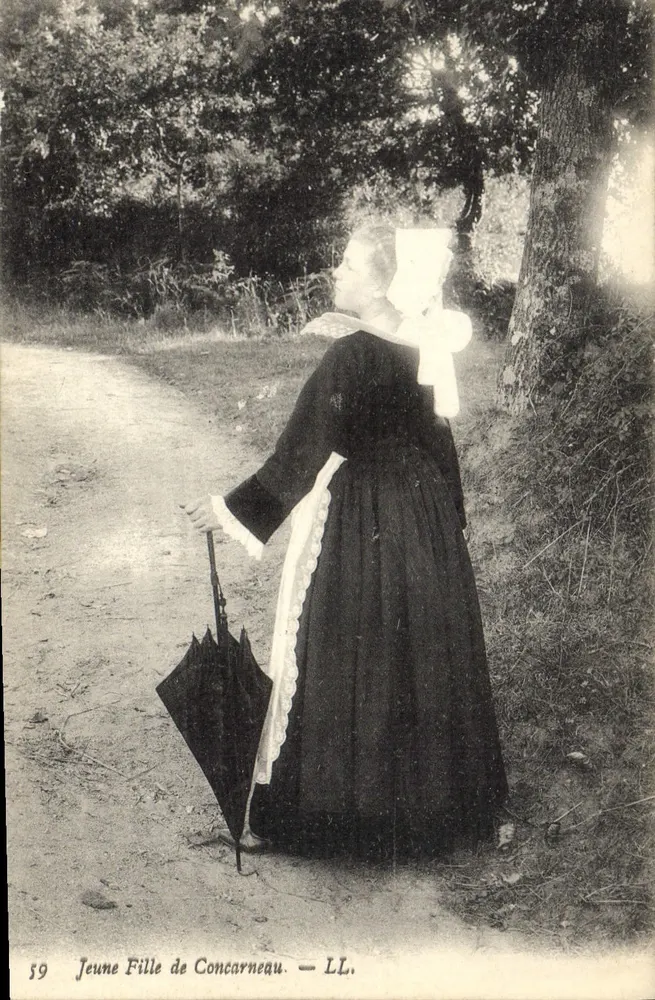 Giovane ragazza di Concarneau — in abito tradizionale vicino a un sentiero — LL. n°59 - Recto