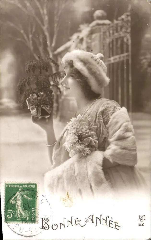 Frau in Pelz mit kleinem Weihnachtsbaum — Jahresgrußkarte — Verlag N.B. n°62 - Vorderseite