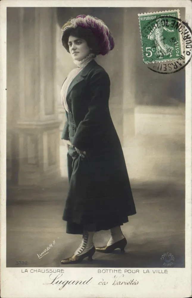 Mulher com casaco e botina — A Calçada Lugand — editor Lummam, n°3732 - Frente