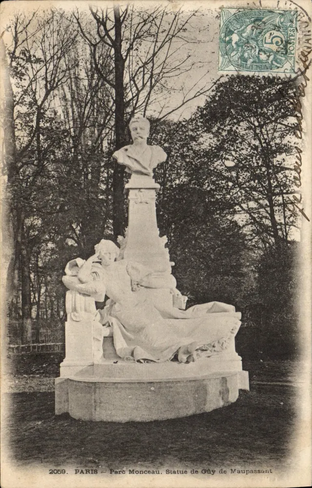 PARIS - Parc Monceau. Estátua de Guy de Maupassant. - Frente