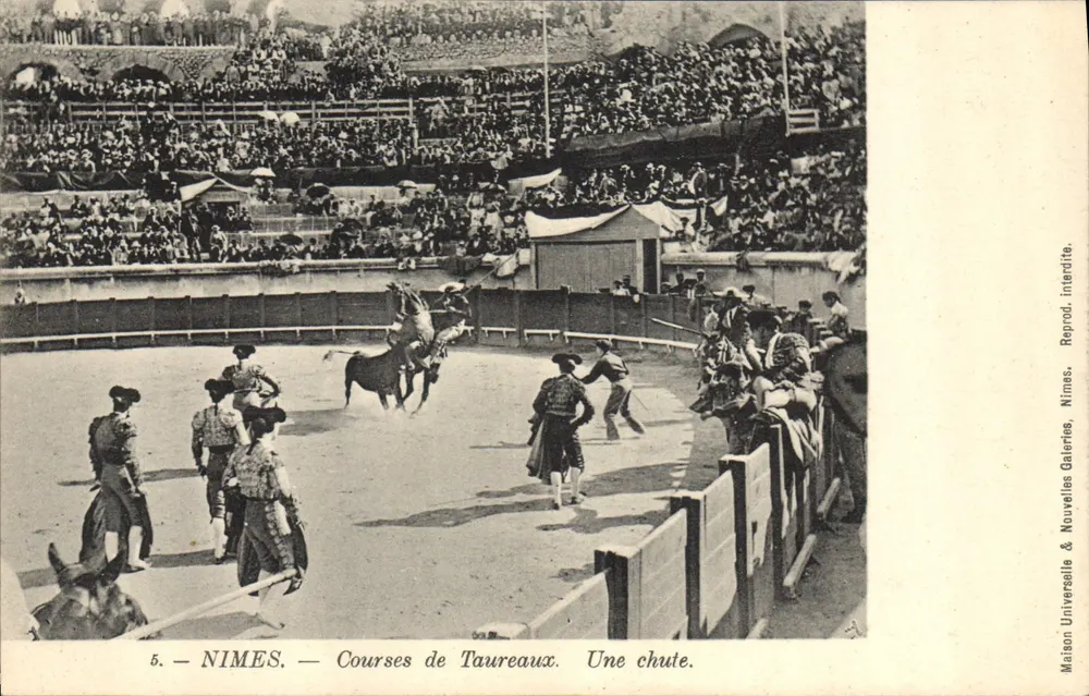 NIÈMES — Corse de tori. Una caduta. — Maison Universelle & Nouvelles Galeries, Nîmes, n°5 - Recto