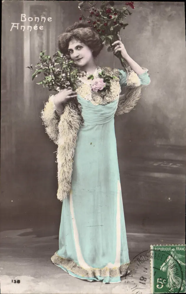 Frau in blauer Robe mit Blumenstrauß — Frohe Weihnachten — Verlag Frohe Weihnachten, Nr. 138 - Vorderseite