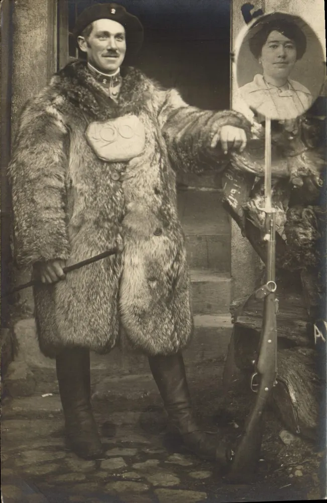 Soldaat met pelzenmantel — 1900 — uitgever T. Faurrure - Voorkant