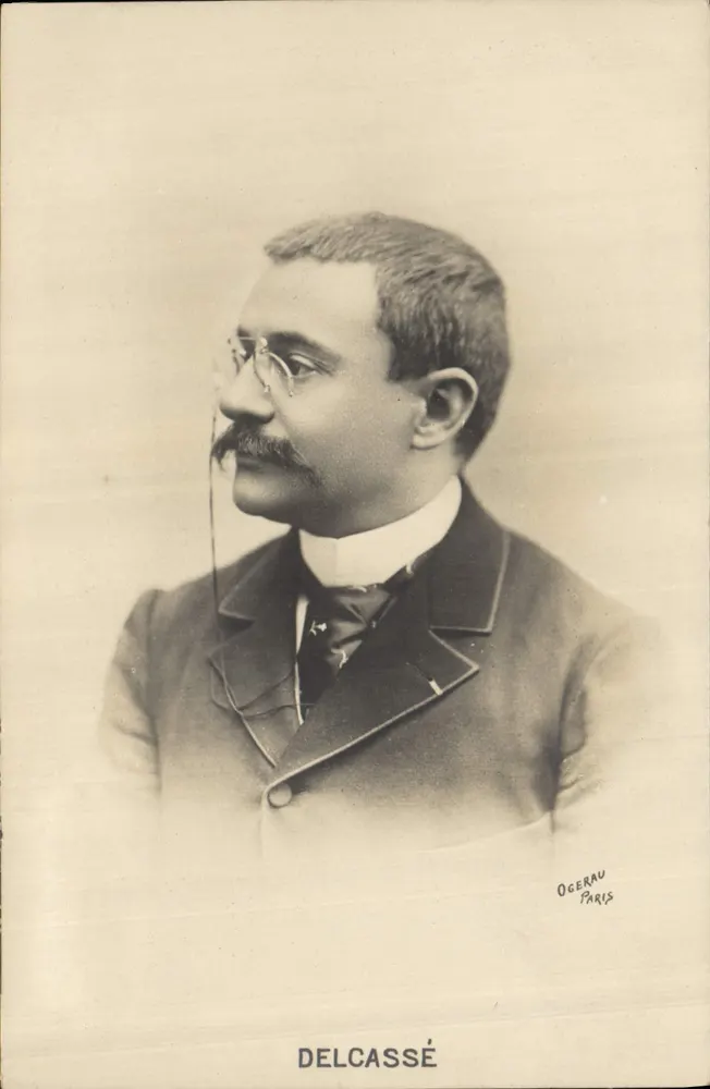 Portrait de Delcassé — photographie d'homme en costume avec lunettes — éditeur OGERAU PARIS - Frente