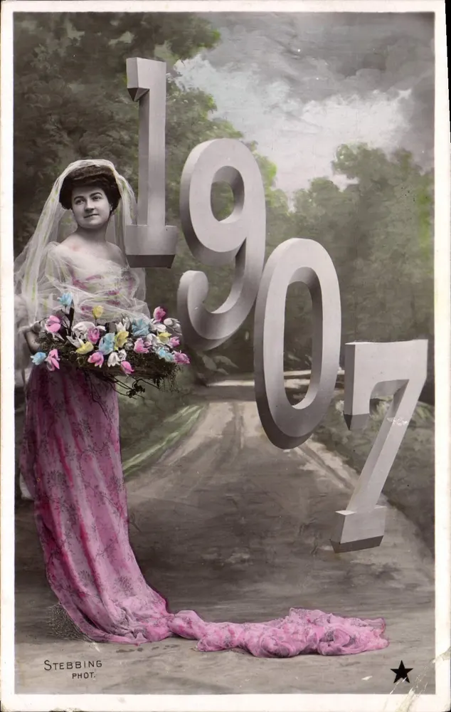 Junge Frau in einem rosa Kleid — 1907 — Stebbing Phot. - Vorderseite