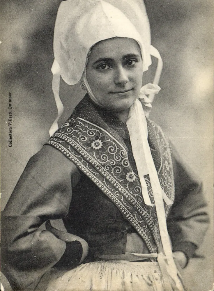 Frau im traditionellen Kleid — Quimper — Sammlung Villiard, Quimper - Vorderseite