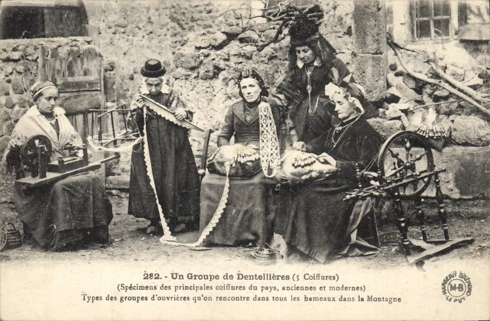 Eine Gruppe von Dentellières (5 Frisuren) — Beispiele der wichtigsten Frisuren des Landes, alt und modern — M. B. Le Put - Vorderseite