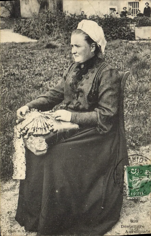 Dentellière — Auvérignate — Editor M. B. Poulard, n° 929 - Frente