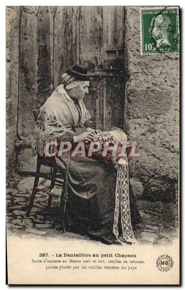 La Dentellière au petit Chapeau — Art von einer harten schwarzen Filzplatte, mit Samt umrandet, hauptsächlich von alten Frauen des Landes getragen — Marguerit Bréand, n°297 - Vorderseite