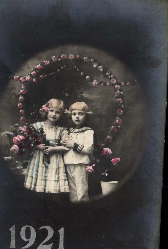 Due bambini — ritratto circondato da rose — editore sconosciuto, numero di serie non visibile - Recto