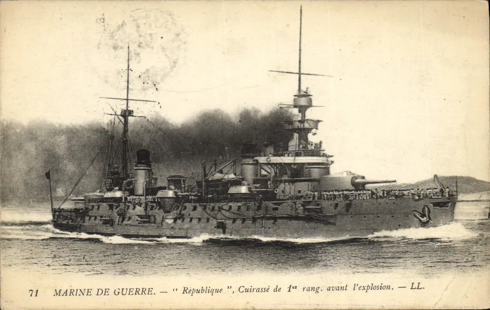 Marine de guerre — « République », Panzerkreuzer erster Klasse vor der Explosion — LL. — n° 71 - Vorderseite