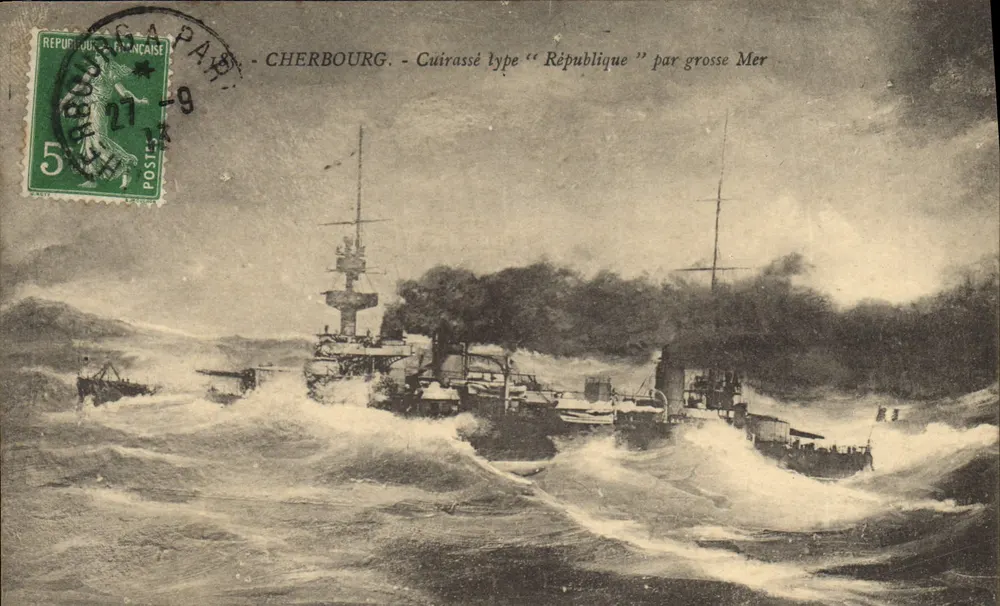 Cherbourg - Panzerkreuzer vom Typ "République" auf stürmischem Meer - Vorderseite