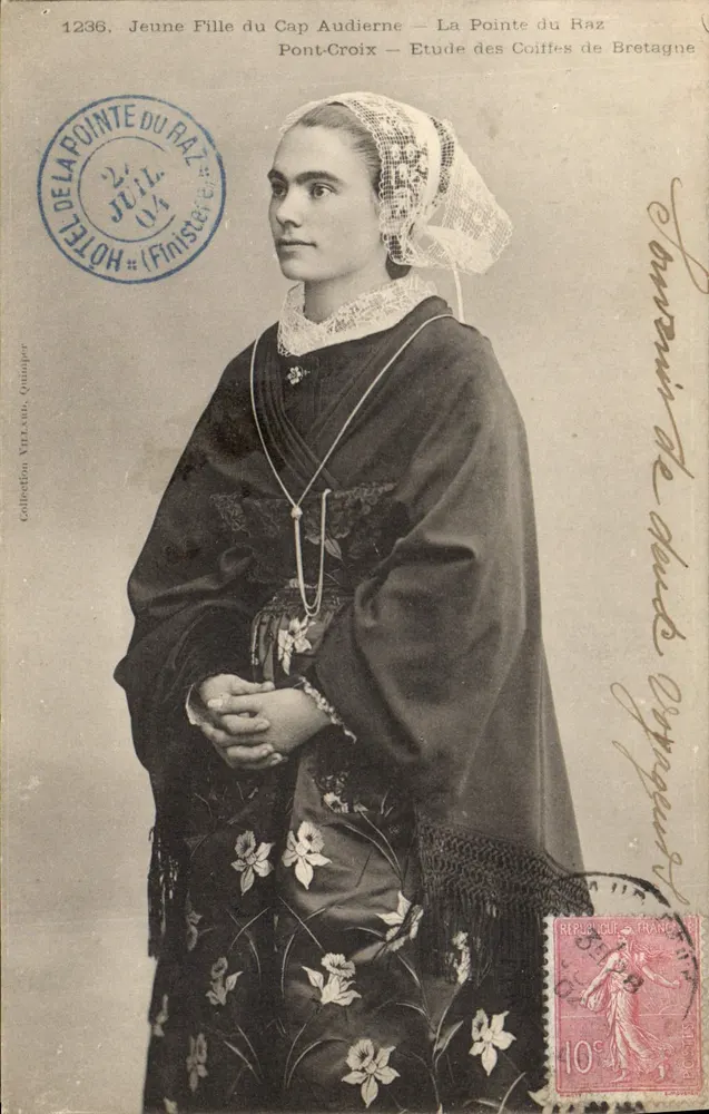 Junge Frau vom Cap Audierne — La Pointe du Raz — Studie zu den Kopfbedeckungen der Bretagne — Hotel de la Pointe du Raz, Quimper - Vorderseite