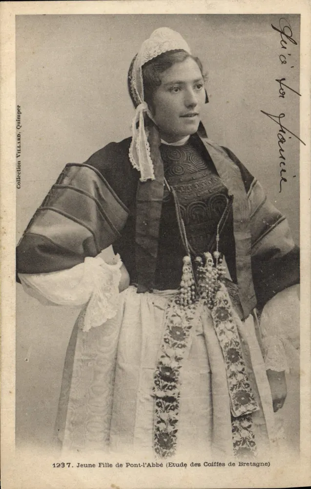 Jovem Menina de Pont-l'Abbé — Estudo das Coifas da Bretanha — Coleção VILLARD, Quimper, n°1237 - Frente